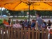 Der Schirm h�lt an diesem Sommertag lediglich den einsetzenden Regen ab.